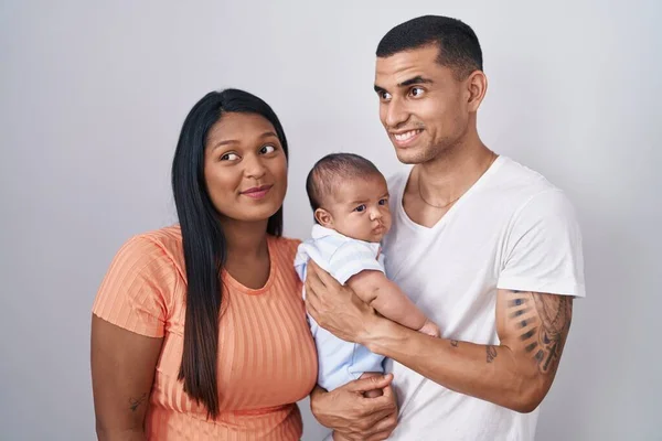 Junges Hispanisches Paar Mit Baby Steht Zusammen Vor Isoliertem Hintergrund — Stockfoto