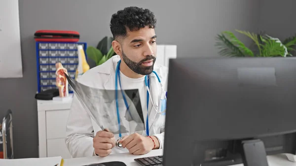 Młody Latynos Człowiek Lekarz Patrząc Xray Pomocą Komputera Klinice — Zdjęcie stockowe