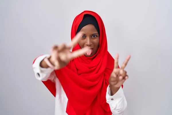 Junge Arabische Frau Mit Traditionellem Islamischen Hijab Schal Lächelt Mit — Stockfoto