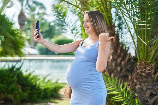 Jonge Zwangere Vrouw Doet Videogesprek Met Smartphone Duim Wijzen Naar — Stockfoto