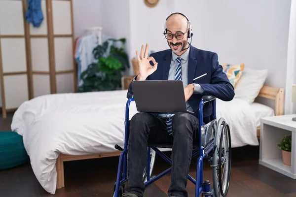 Ισπανόφωνος Άνθρωπος Γενειάδα Κάθεται Αναπηρική Καρέκλα Κάνει Επαγγελματική Βιντεοκλήση Κάνει — Φωτογραφία Αρχείου