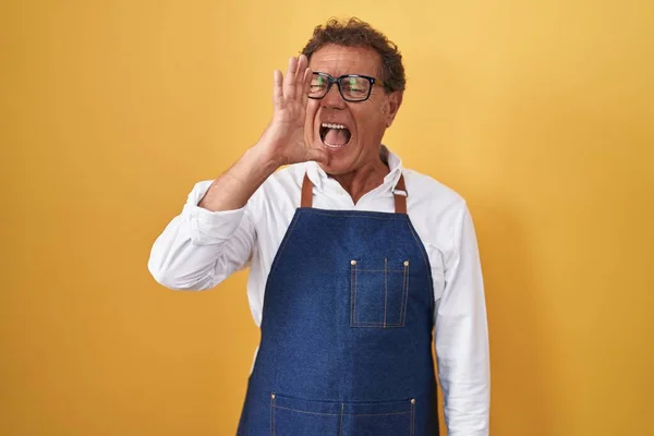Hispánec Středního Věku Oblečený Profesionální Kuchařské Zástěře Křičící Křičící Stranu — Stock fotografie
