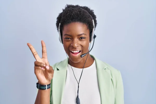 Afroamerikanerin Mit Callcenter Agenten Headset Lächelt Mit Glücklichem Gesicht Die — Stockfoto