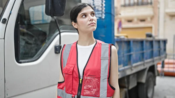 Jonge Mooie Spaanse Vrouw Bouwer Stand Truck Straat — Stockfoto