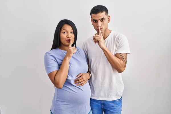 Latin Kökenli Genç Bir Çift Arka Planda Bir Bebek Bekliyor — Stok fotoğraf