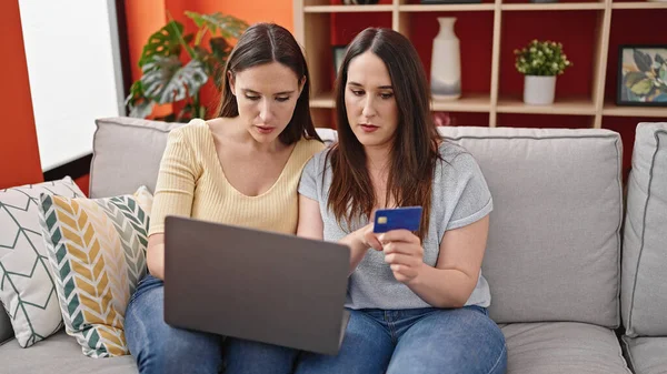 Дві Жінки Сидять Дивані Покупки Ноутбуком Кредитною Карткою Вдома — стокове фото