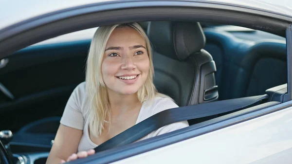 Jovem Bela Mulher Hispânica Sorrindo Confiante Sentado Carro Rua — Fotografia de Stock