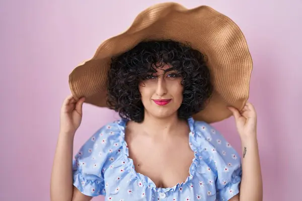 Kıvırcık Saçlı Yaz Şapkası Takan Genç Esmer Kadın Yüzünde Ciddi — Stok fotoğraf