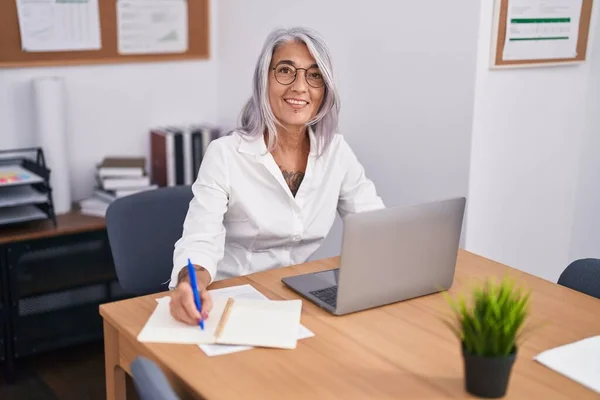 Mulher Cabelos Grisalhos Meia Idade Trabalhador Negócios Usando Laptop Escrita — Fotografia de Stock