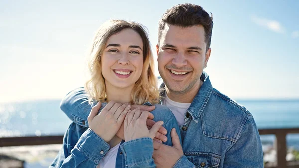 Mann Und Frau Lächeln Selbstbewusst Und Umarmen Sich Meer — Stockfoto