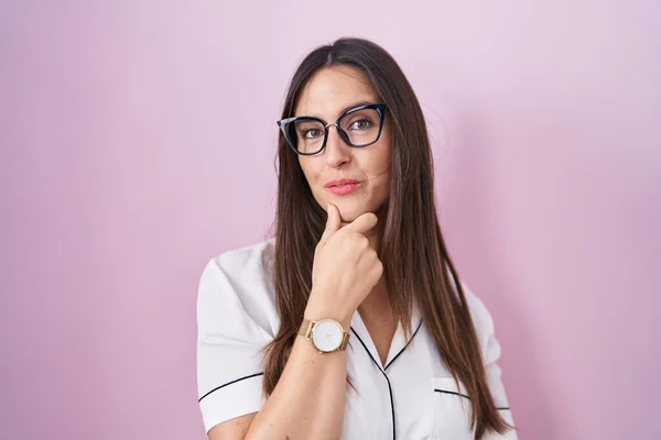 Young Brunette Woman Wearing Glasses Standing Pink Background Looking Confident — Stock Photo, Image