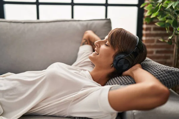 Joven Mujer Hispana Hermosa Escuchando Música Relajada Sofá Casa — Foto de Stock