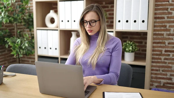 Młoda Blondynka Biznes Pracownik Pomocą Laptopa Pracy Biurze — Zdjęcie stockowe