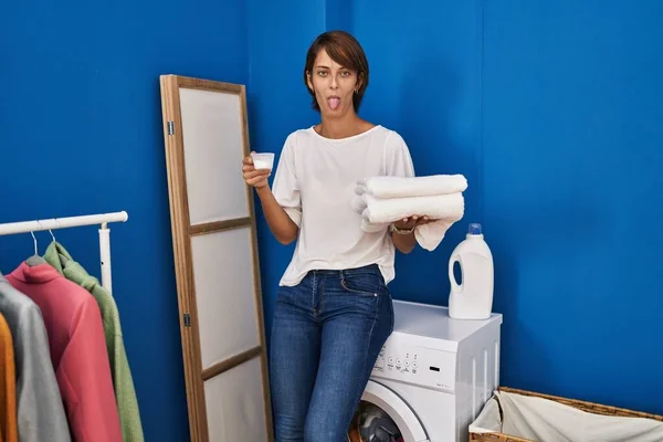 きれいな洗濯を持っているブルネット女性スティック舌アウト幸せとともに面白い式 — ストック写真