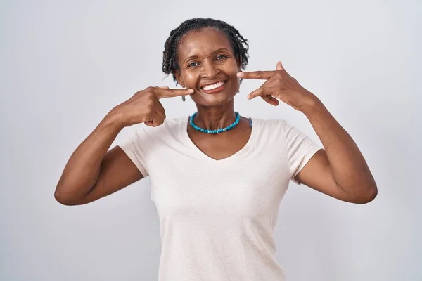 Mujer Africana Con Rastas Pie Sobre Fondo Blanco Sonriendo Alegre —  Fotos de Stock