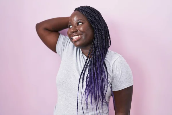Jeune Femme Africaine Debout Sur Fond Rose Souriant Cheveux Touchants — Photo