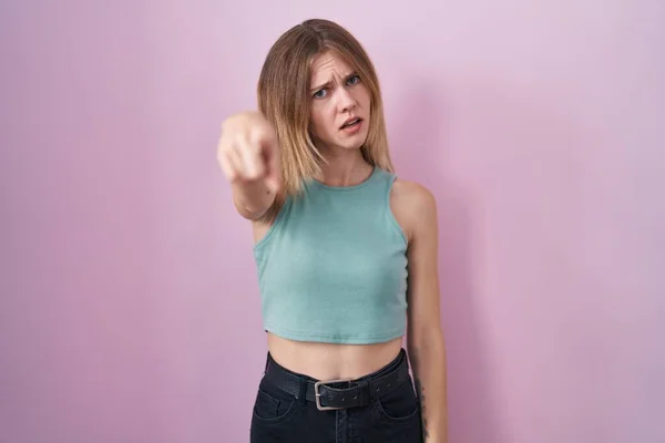Blonde Caucasian Woman Standing Pink Background Pointing Displeased Frustrated Camera — ストック写真