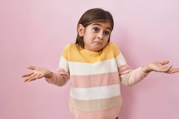 Маленька Іспаномовна Дівчинка Светрі Над Рожевим Тлом Кричить Кричить Голосно — стокове фото