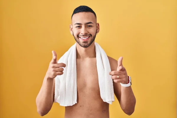 Mladý Hispánec Stojící Bez Košile Ručníkem Ukazujícím Prstem Kameru Šťastnou — Stock fotografie