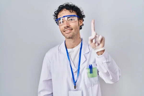 幸せな顔で指を指差すアイデアや質問で笑顔科学研究所で働いているヒスパニック系の男 ナンバーワン — ストック写真
