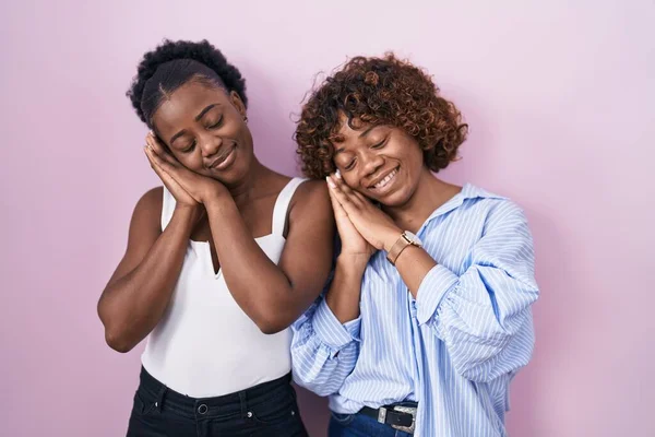 Zwei Afrikanische Frauen Stehen Vor Rosa Hintergrund Und Schlafen Müde — Stockfoto