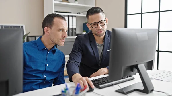 Två Män Företagare Använder Dator Som Arbetar Kontoret — Stockfoto