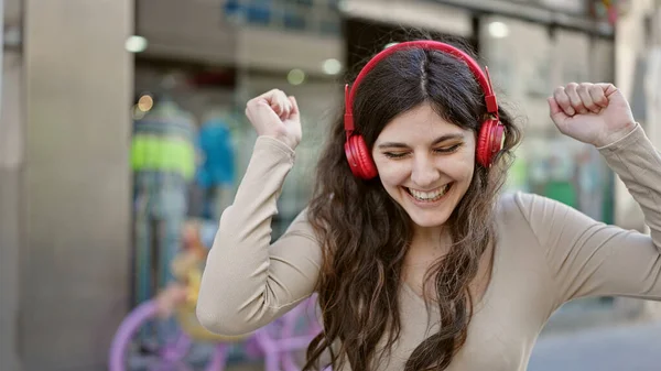Giovane Bella Donna Ispanica Sorridente Fiducioso Ascoltare Musica Ballare Strada — Foto Stock