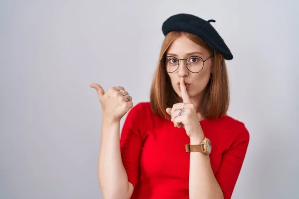 Mujer Pelirroja Joven Pie Con Gafas Boina Pidiendo Estar Silencio — Foto de Stock