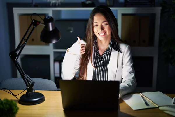 Mladá Brunetka Která Pracuje Noci Kanceláři Laptopem Dělá Šťastné Gesto — Stock fotografie