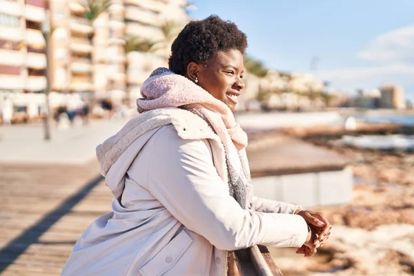 African American Woman Smiling Confident Standing Seaside — Stock Photo, Image