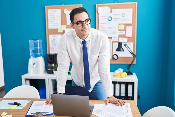 Young Hispanic Man Business Worker Smiling Confident Standing Desk Office — Stock Photo, Image