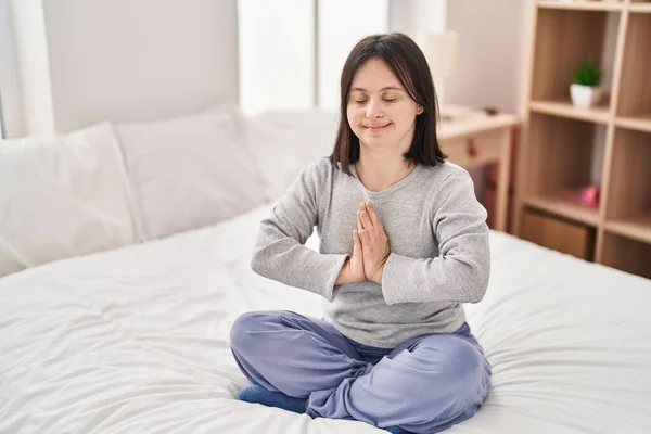 Mujer Joven Con Síndrome Haciendo Ejercicio Yoga Sentada Cama Dormitorio — Foto de Stock