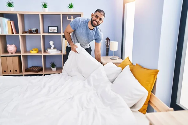 Ung Latinamerikansk Man Ler Säker Bädda Sängen Sovrummet — Stockfoto
