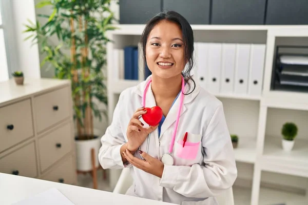 Молодая Китаянка Форме Врача Держит Сердце Клинике — стоковое фото
