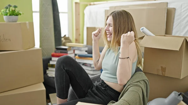 Young Blonde Woman Smiling Confident Sitting Sofa Winner Gesture New — ストック写真