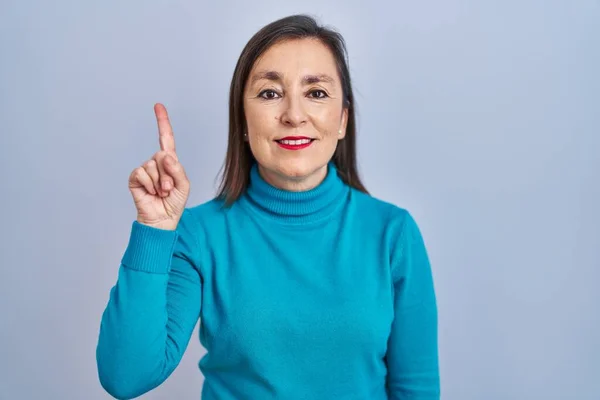 Medelåldern Latinamerikansk Kvinna Står Över Isolerad Bakgrund Visar Och Pekar — Stockfoto