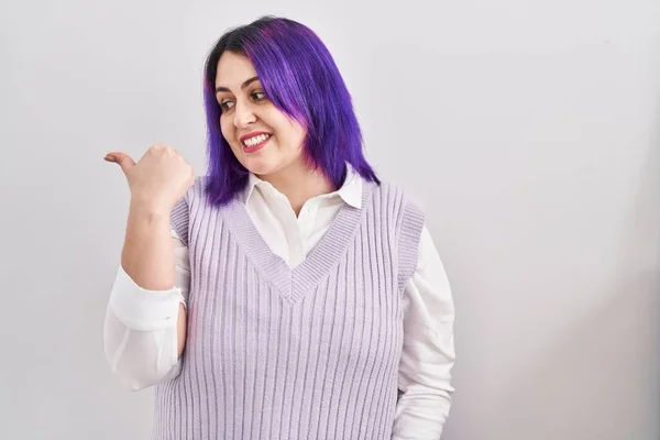 Плюс Размер Женщина Остроумие Фиолетовые Волосы Стоя Белом Фоне Улыбаясь — стоковое фото