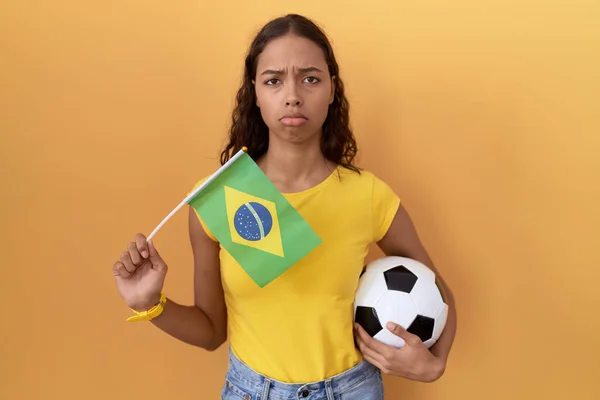 Молодая Латиноамериканка Бразильским Флагом Футбольным Мячом Впадала Депрессию Беспокоилась Беде — стоковое фото