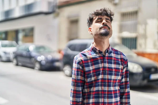 Jovem Hispânico Homem Com Expressão Preocupada Rua — Fotografia de Stock