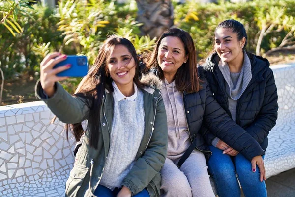 Três Mulheres Mãe Filhas Fazendo Selfie Por Smartphone Sentado Banco — Fotografia de Stock