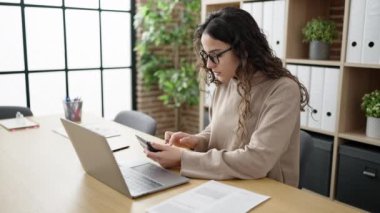 Genç, güzel İspanyol kadın iş işçisi ofiste çalışırken strese girdi.