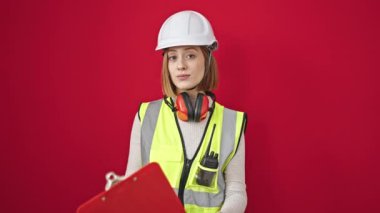 Sarışın, genç bir mimar. Kendine güvenen bir mimar. Elinde bir pano var.