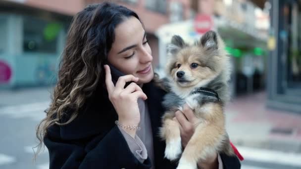 Молодая Латиноамериканка Собакой Уверенно Улыбающаяся Разговаривающая Смартфону Улице — стоковое видео