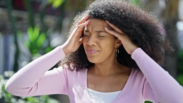 通りで頭痛に苦しんでいるアフリカ系アメリカ人女性 — ストック動画
