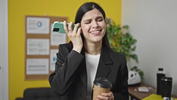 Junge Schöne Hispanische Geschäftsfrau Hört Sprachnachricht Smartphone Und Trinkt Kaffee — Stockvideo