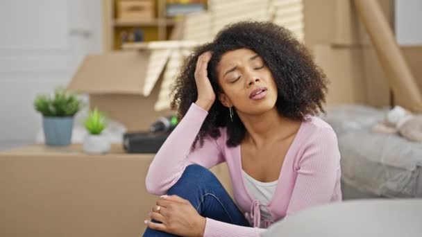 Africano Americano Mulher Sentada Sofá Com Expressão Preocupada Nova Casa — Vídeo de Stock