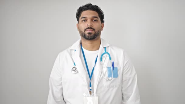 Afrykański Amerykanin Człowiek Lekarz Uśmiecha Się Pewnie Stojąc Ramionami Skrzyżowane — Wideo stockowe