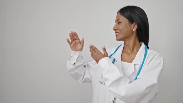 Afroamerykanka Lekarz Uśmiecha Się Pewnie Prezentując Odizolowanym Białym Tle — Wideo stockowe