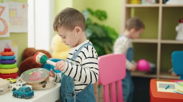 Schattige Jongens Spelen Met Pistool Speelgoed Houden Maraca Kleuterschool — Stockvideo