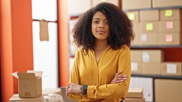 Afro Americano Mulher Comércio Eletrônico Empresário Sentado Mesa Fazendo Gesto — Vídeo de Stock